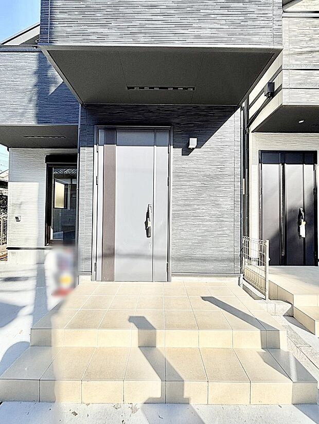 【玄関】大切な家族、来客を出迎える玄関。玄関前は屋根付きで雨が降っていても濡れにくいです。