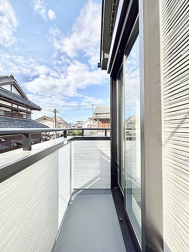 【バルコニー】広々バルコニーでお洗濯物が気持ちよく乾きます。