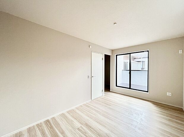 【寝室】明るいバルコニーサイドに洋室を設置。目覚めの良い寝室に。   