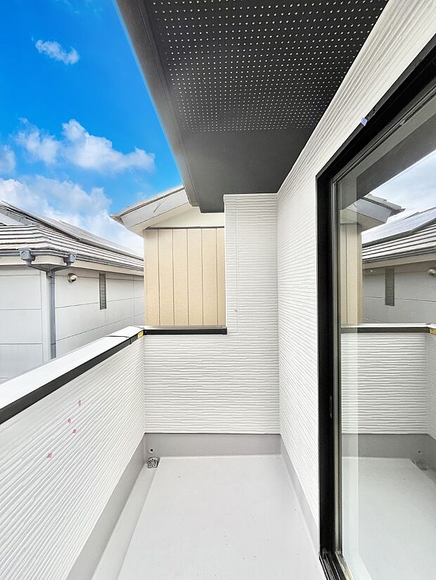 【バルコニー】気持ちよい陽光と風を感じられます    