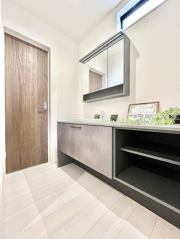 【脱衣場】清潔感ある洗面化粧室で朝の身支度も快適  