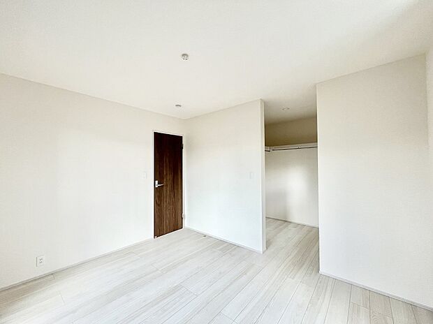 【寝室】ウォークインクローゼットがあるお部屋。季節ごとの入れ替えも不要で便利です！