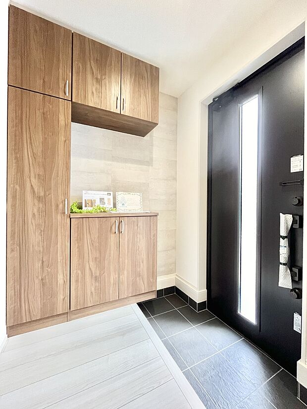 【玄関】飾り棚を利用して、お越しいただくお客様をおもてなしできます。