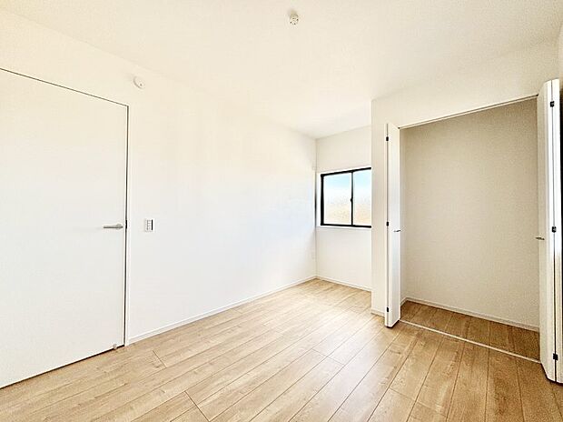 【寝室】収納が充実しているので居住スペースを広々使えます