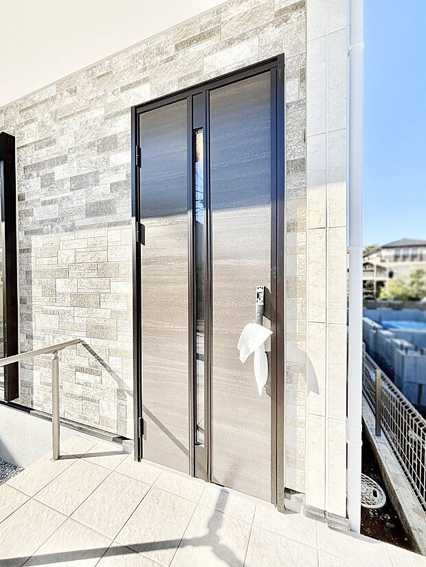 【玄関】住まいの顔を演出する、玄関ドア。