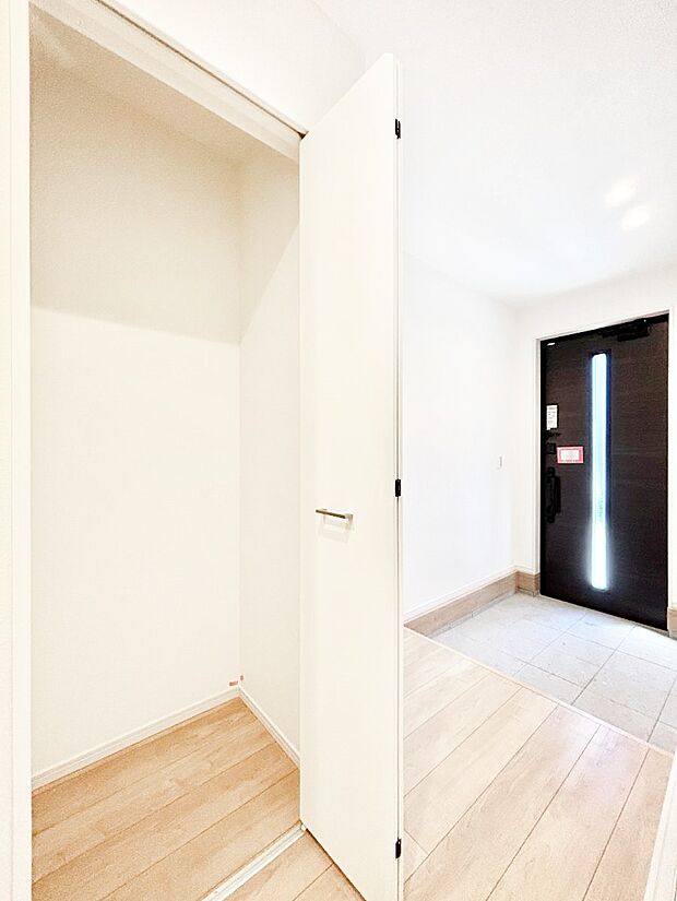 【玄関ホール収納】玄関ホール収納です。掃除道具やお出かけ用グッズの収納に便利です。