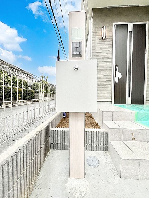 【その他現地】表札・インターホン・ポストをひとつに集約。エントランスになじむシンプルデザイン。