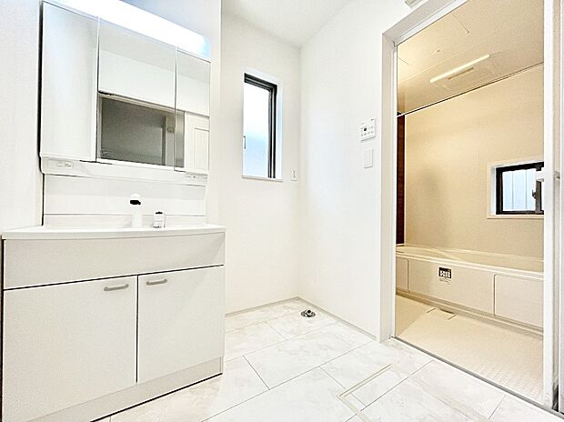 【脱衣場】清潔感溢れるホワイトカラーを基調とした洗面室