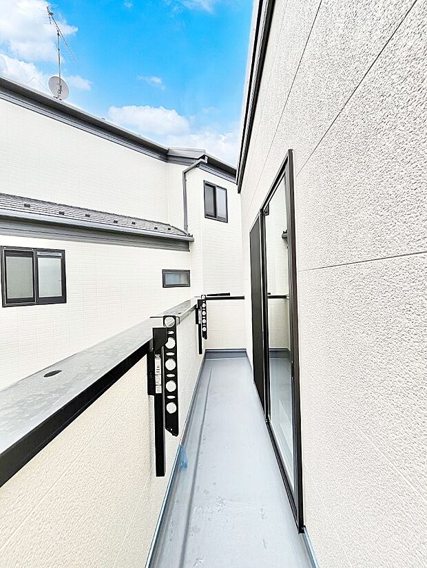 【バルコニー】ゆったりバルコニーだから沢山お洗濯ものを干せます