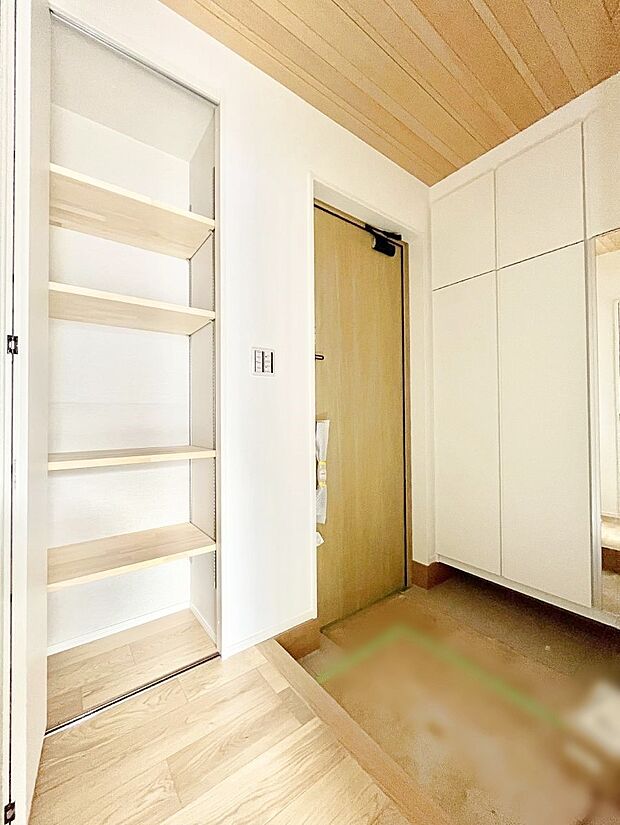 【玄関】収納豊富な玄関収納があるので、散らかりがちな玄関もスッキリ片付きます。