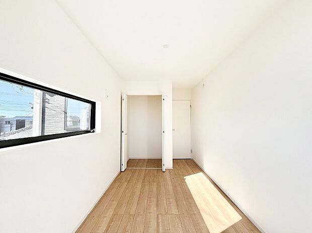 【寝室】使いやすい形でベットや家具の置き方にも困ることもありません。   