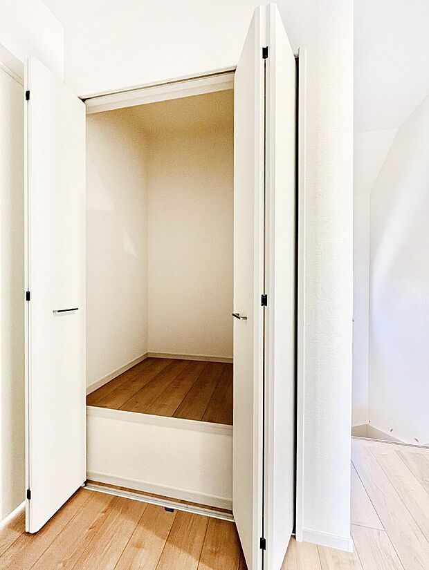 【2階廊下収納】収納充実！生活スペースが有効活用されてお部屋もスッキリしますね。  