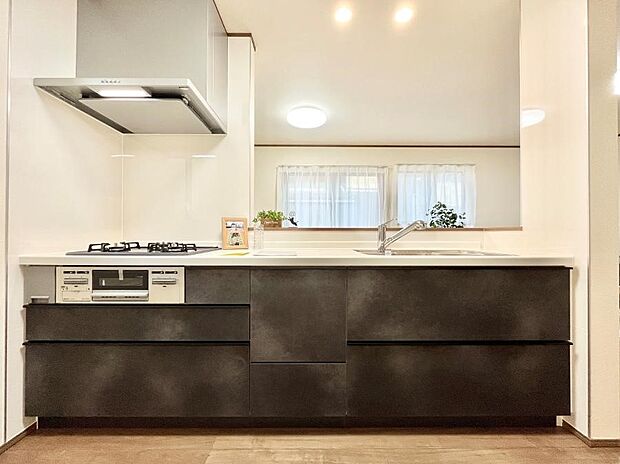 【キッチン】リビングを見渡せる人気のカウンターキッチン。 家族を見守りながら家事をすることができます。