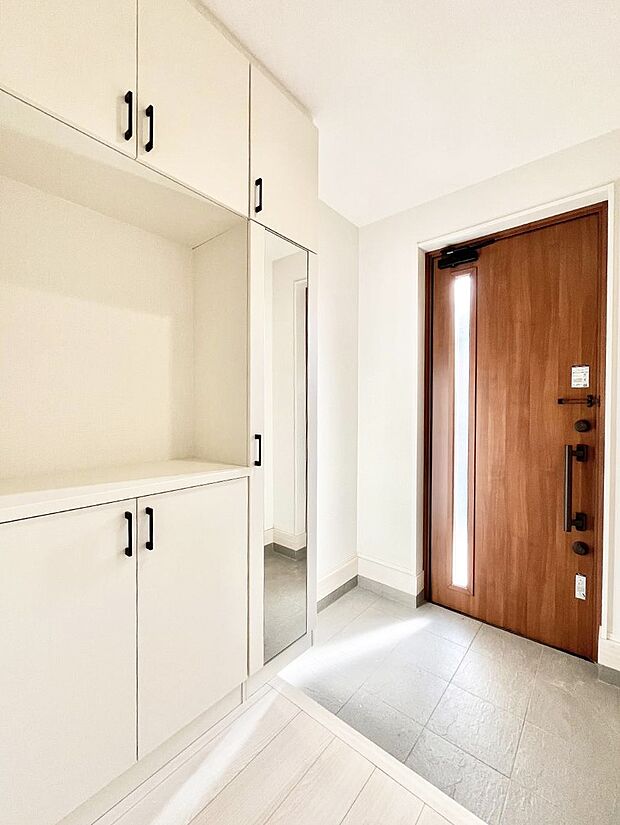 【玄関】家族の帰宅やお客様をあたたかく迎える玄関