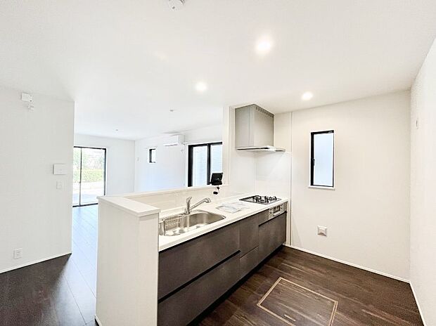 【ダイニングキッチン】リビングで遊ぶお子様を見守りながらお料理ができる対面キッチン。  