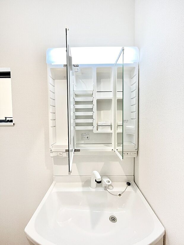 【三面鏡裏収納】三面鏡の裏に、化粧品や衛生用品などを収納可能。洗面台をすっきりと保ちます！