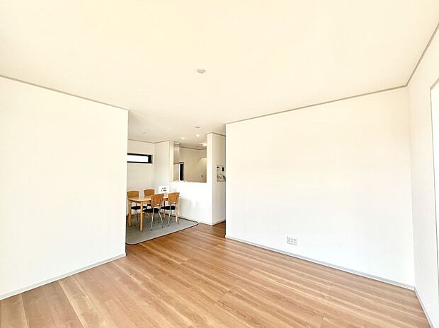 【リビングダイニング】落ち着いた雰囲気のＬＤＫは家族みんなの快適空間  