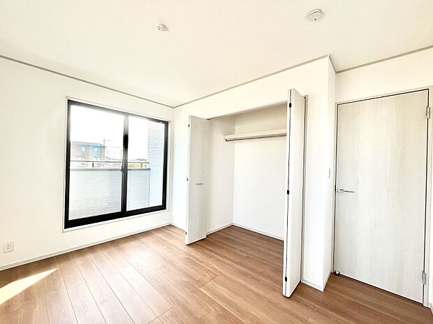 【寝室】収納が充実しているので居住スペースを広々使えます  