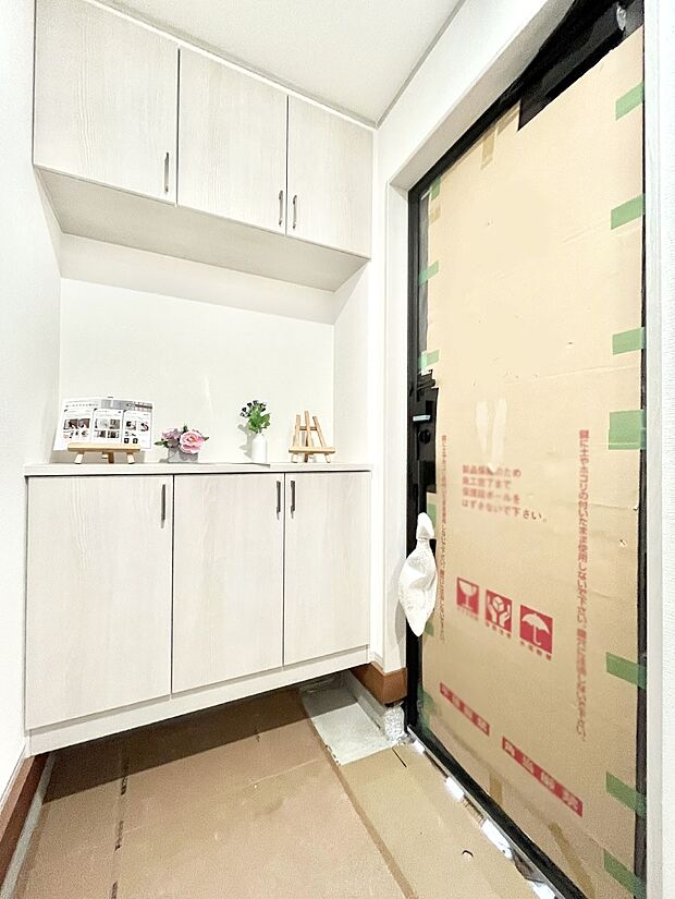 【玄関】明るい玄関はお客様をお出迎えするのにぴったりです！