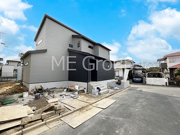 【前面道路含む現地写真】角地なので日当たりも良く、お家が堂々として見えます。