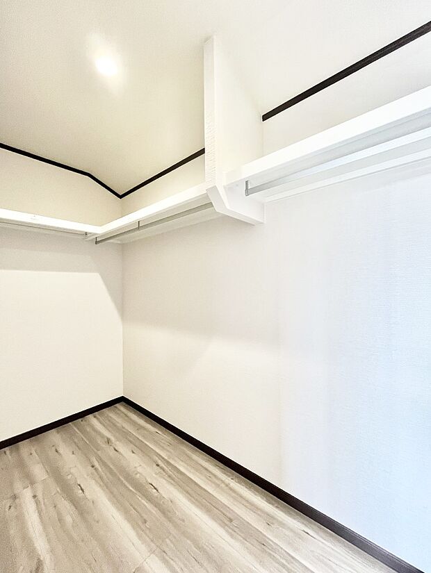 【ウォークインクローゼット】ウォークインクローゼットの活用で生活空間スッキリ