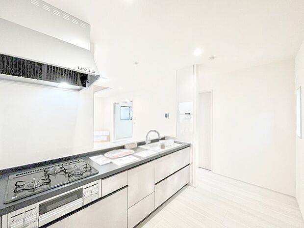 【ダイニングキッチン】カウンター越しに楽しいおしゃべり。いつものお料理がもっと美味しくなりそうですね。