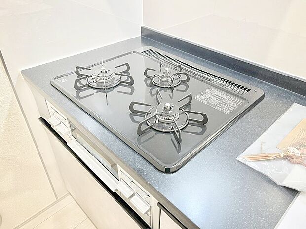 【Siセンサーコンロ】ガスコンロはSiセンサー搭載。火力調節や焦げ付き・消し忘れも防いでくれます。