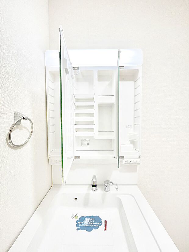 【三面鏡裏収納】三面鏡の裏に、化粧品や衛生用品などを収納可能。洗面台をすっきりと保ちます!