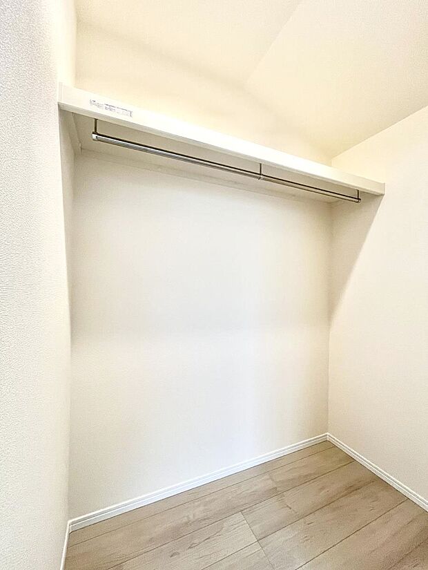 【ウォークインクローゼット】ウォークインクローゼット付きで生活空間を広く利用できます。
