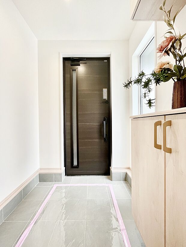 【玄関】明るい陽光が入り込む玄関。ご家族の靴もスッキリ収納できる玄関収納付き!