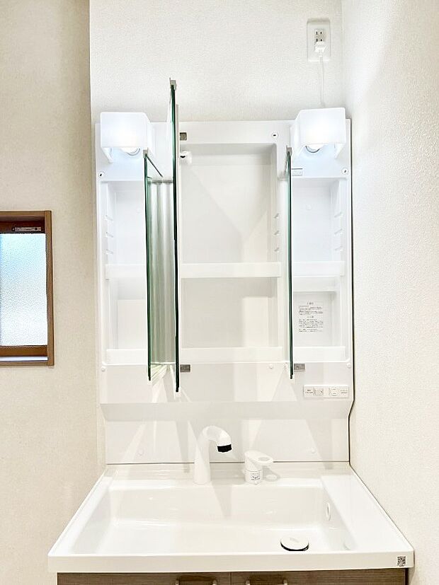 【三面鏡裏収納】三面鏡の裏に、化粧品や衛生用品などを収納可能。洗面台をすっきりと保ちます！