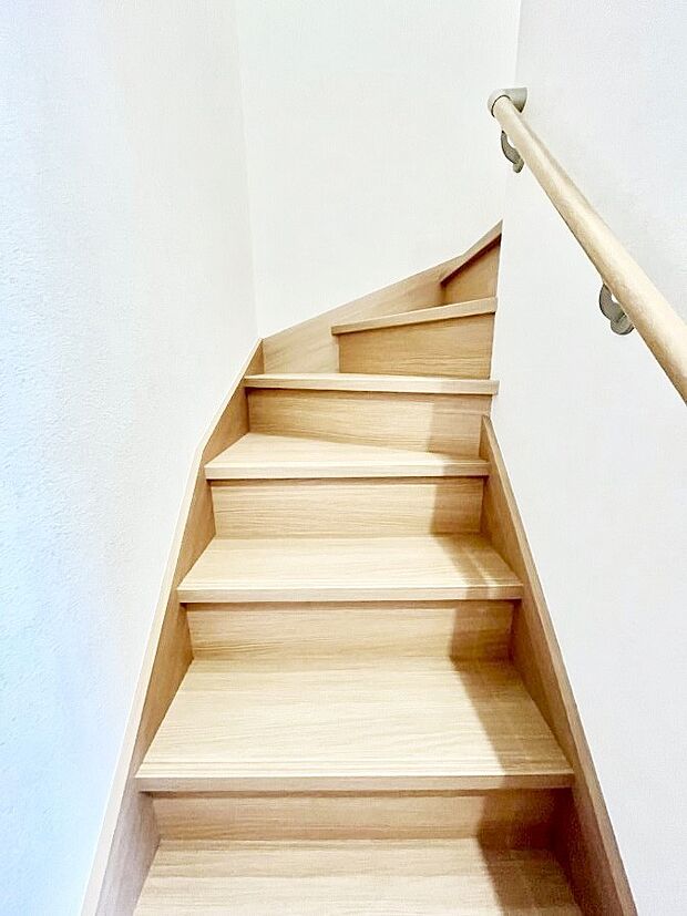 【その他内観】階段は手すり付きなので小さなお子さまやご高齢の方も安心です