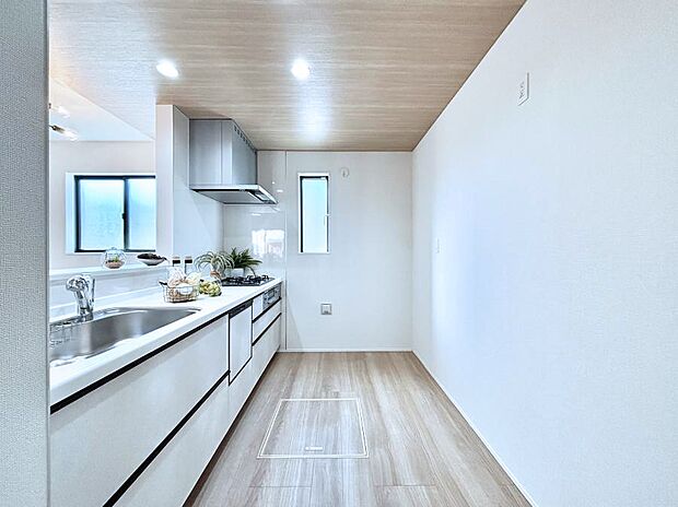 【ダイニングキッチン】爽やかな風が通り抜けるキッチン。窓があるので明るく換気にも役立ちます。