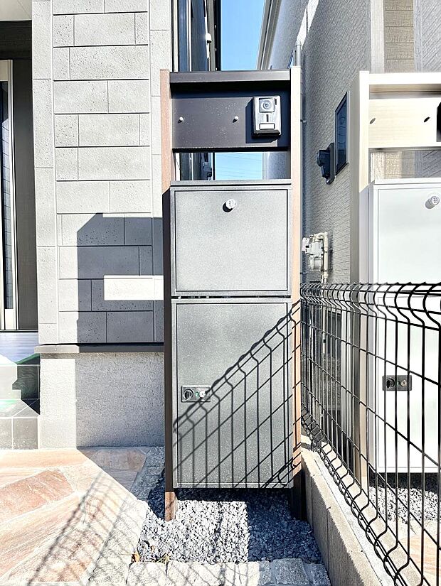 【その他現地】シンプルデザインのポスト。