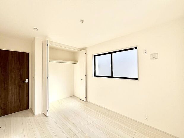 【寝室】収納が充実しているので居住スペースを広々使えます  