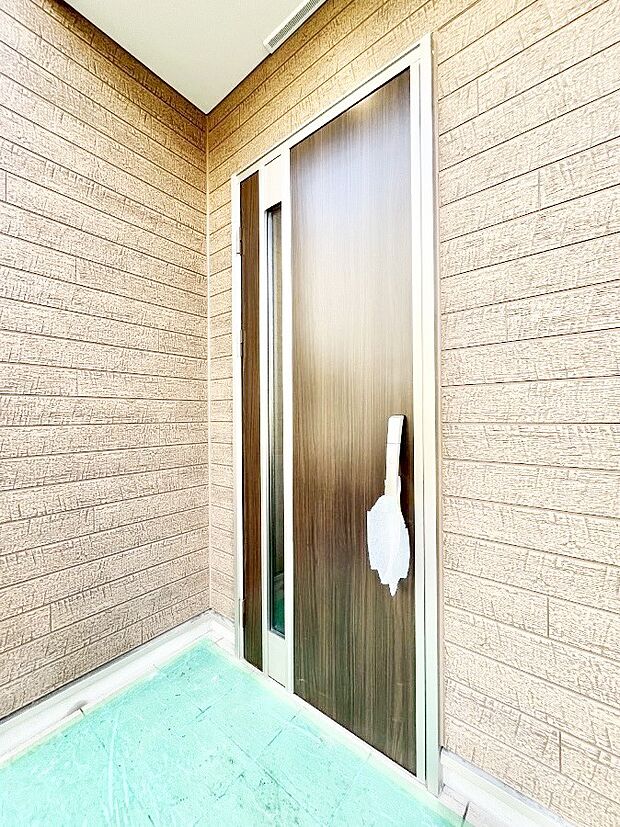 【玄関】玄関前は雨が降っても濡れにくい屋根付き