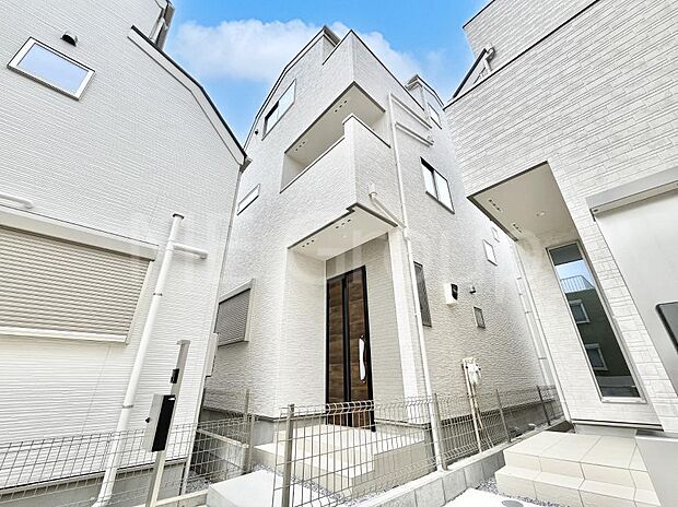 【現地外観写真】暮らしやすさと居心地の良さにこだわったシンプルで飽きのこないデザイン ！