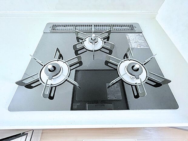 【Ｓｉセンサーコンロ】ガスコンロはＳｉセンサー搭載。火力調節や焦げ付き・消し忘れも防いでくれます。