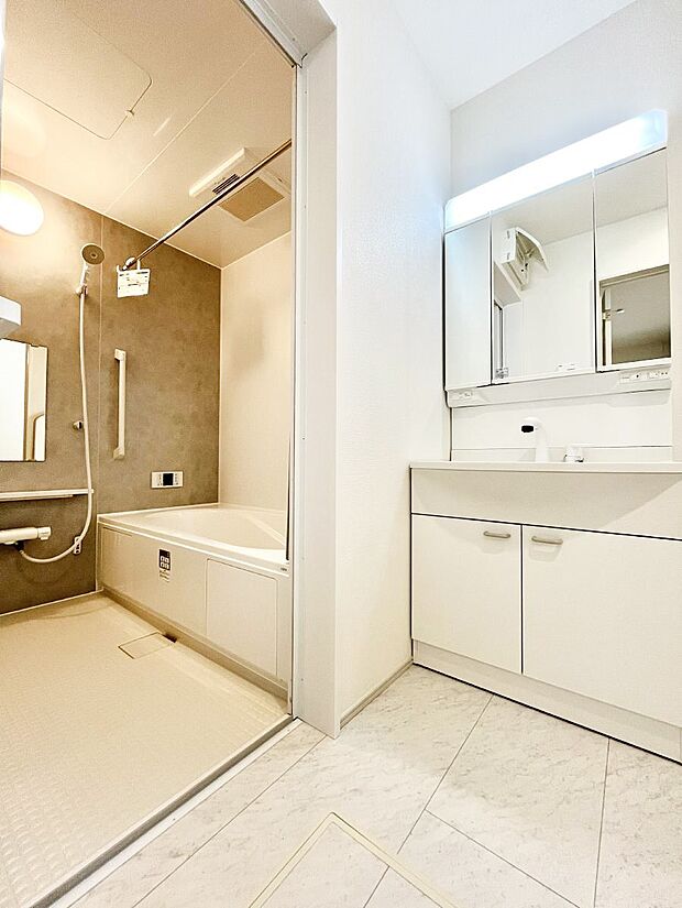 【脱衣場】身支度もスムーズにおこなえる脱衣場。  