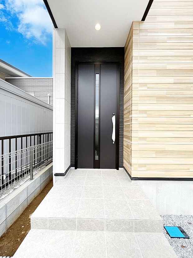 【玄関】大切な家族、来客を出迎える玄関。