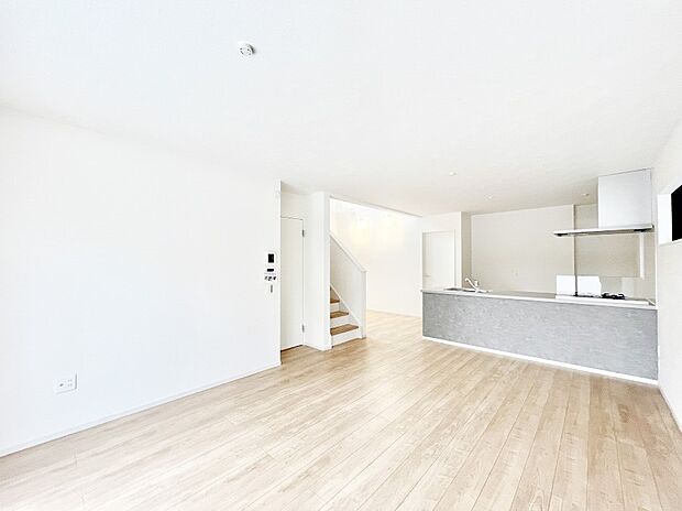 【ダイニング】ご家族の絆深まる、デザインもオシャレな対面キッチン＆リビングイン階段を採用！