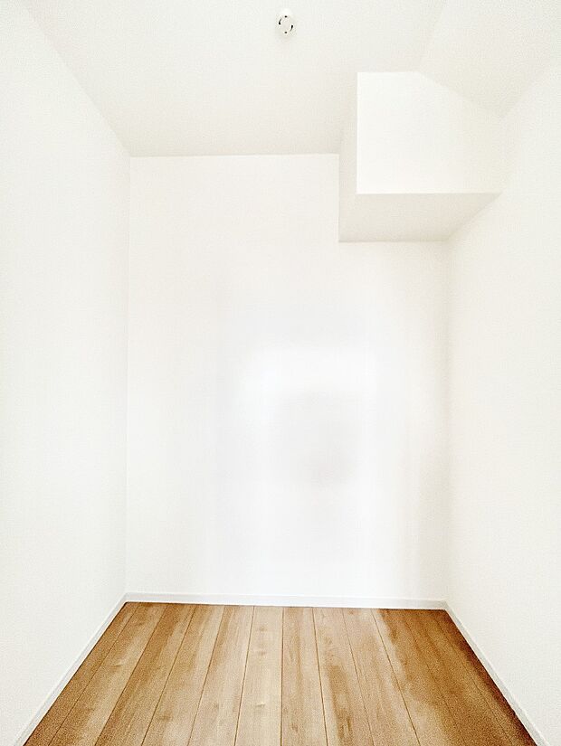 【ウォークインクローゼット】季節の衣類もスッキリ収納！大容量の収納力が魅力的なWIC付きです。