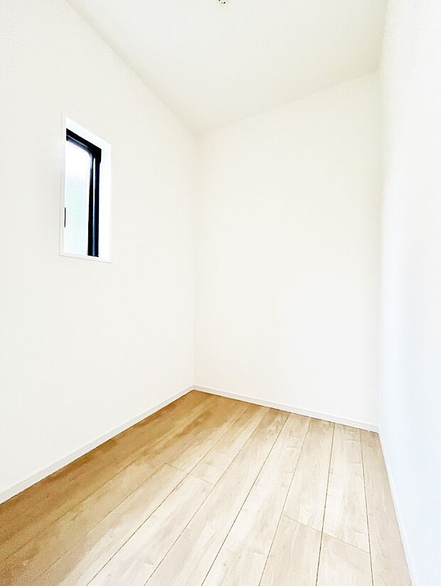 【収納】タオル、洗剤など収納スペースや家事スペースとして活用できるリネンスペース。