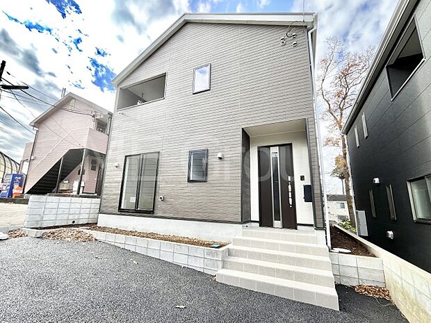 【現地外観写真】洗練された外観、上質な住空間が広がる室内は永く安心して過ごせる住居です。