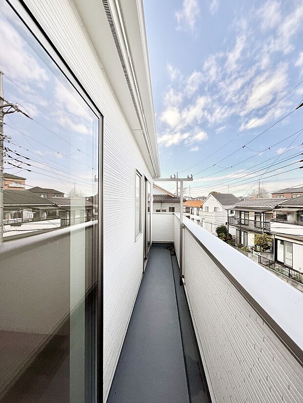 【バルコニー】ゆったりバルコニーだから沢山お洗濯ものを干せます。