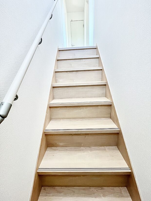 【その他内観】安全性を考慮し階段には手すりを設置しています