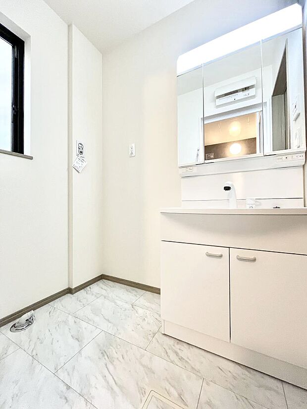 【洗面台・洗面所】明るい洗面所は毎朝の身支度も楽しくできちゃいそうです。