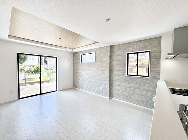 【リビングダイニング】大きな窓からたっぷりの陽光と風を感じられるリビング