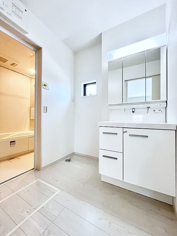 【脱衣場】清潔感のある快適空間です。毎日の身支度も気持ち良くお使い頂けます。 