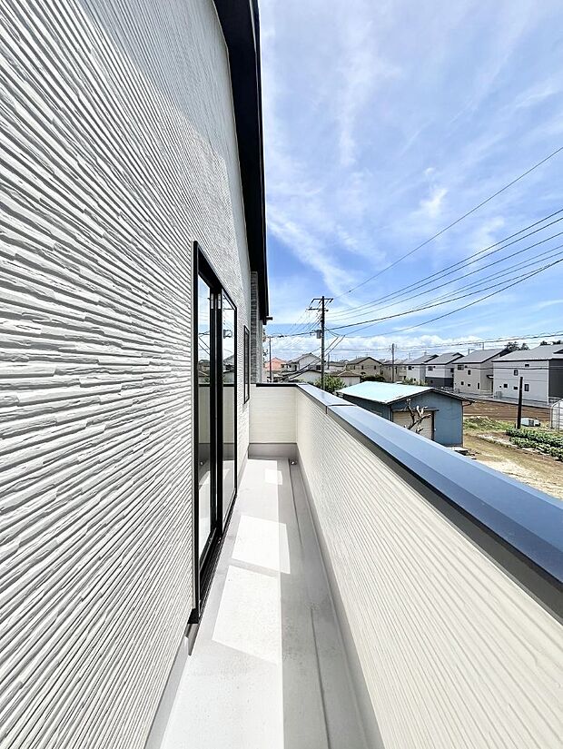 【バルコニー】暖かな陽光が降り注ぐバルコニーはお洗濯におすすめ。爽やかな風も心地よいです。 